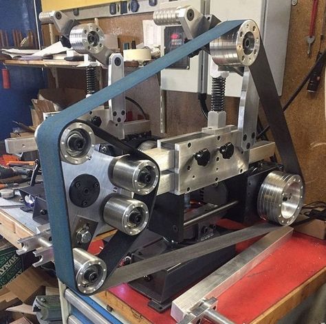 Automatische Maschinen zur Kombination von Schleifen und Polieren von Metallwerkstücken